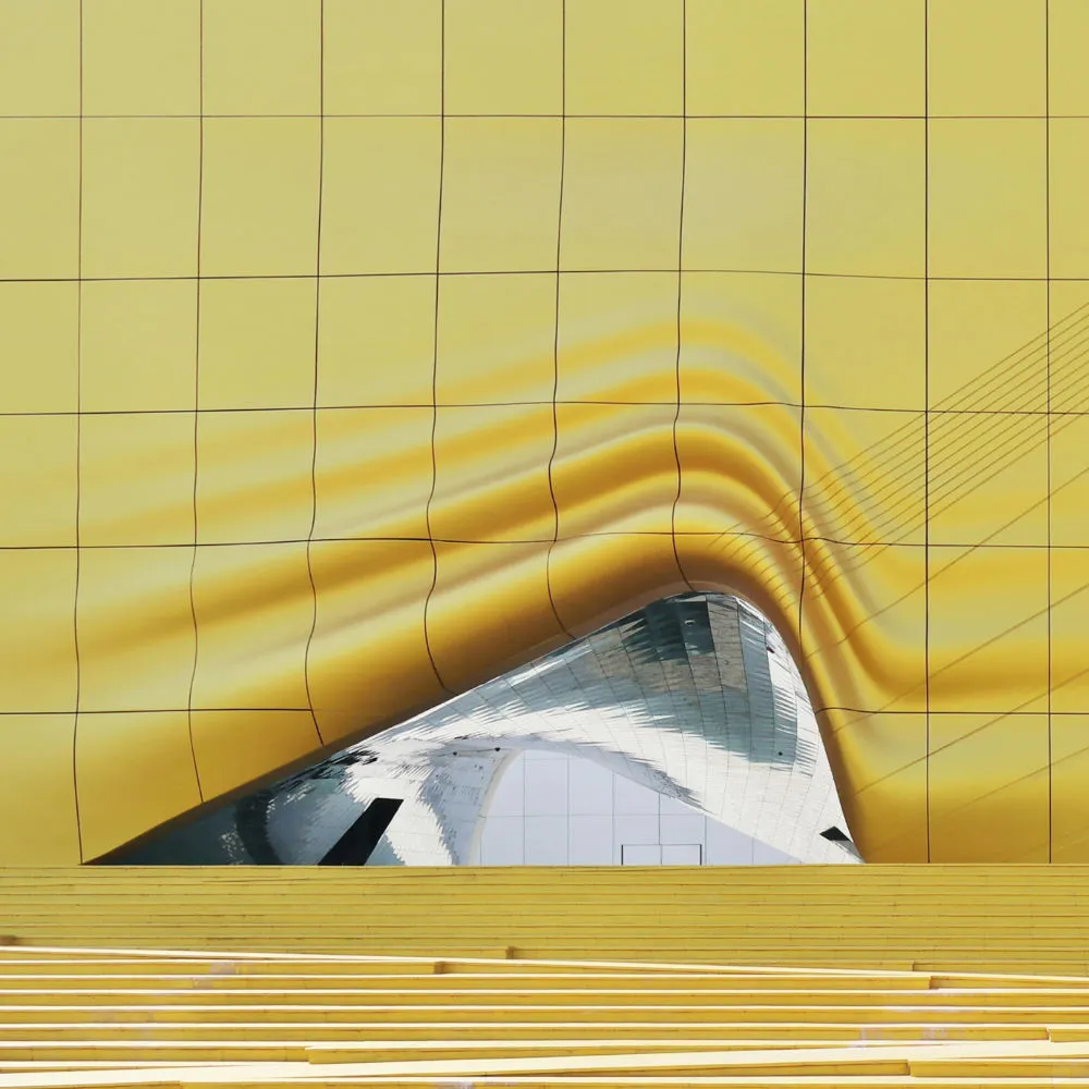 Gebäude, das einem 3D-Modell ähnelt und dessen Eingang aus einer Verzerrung des Modells entsteht.