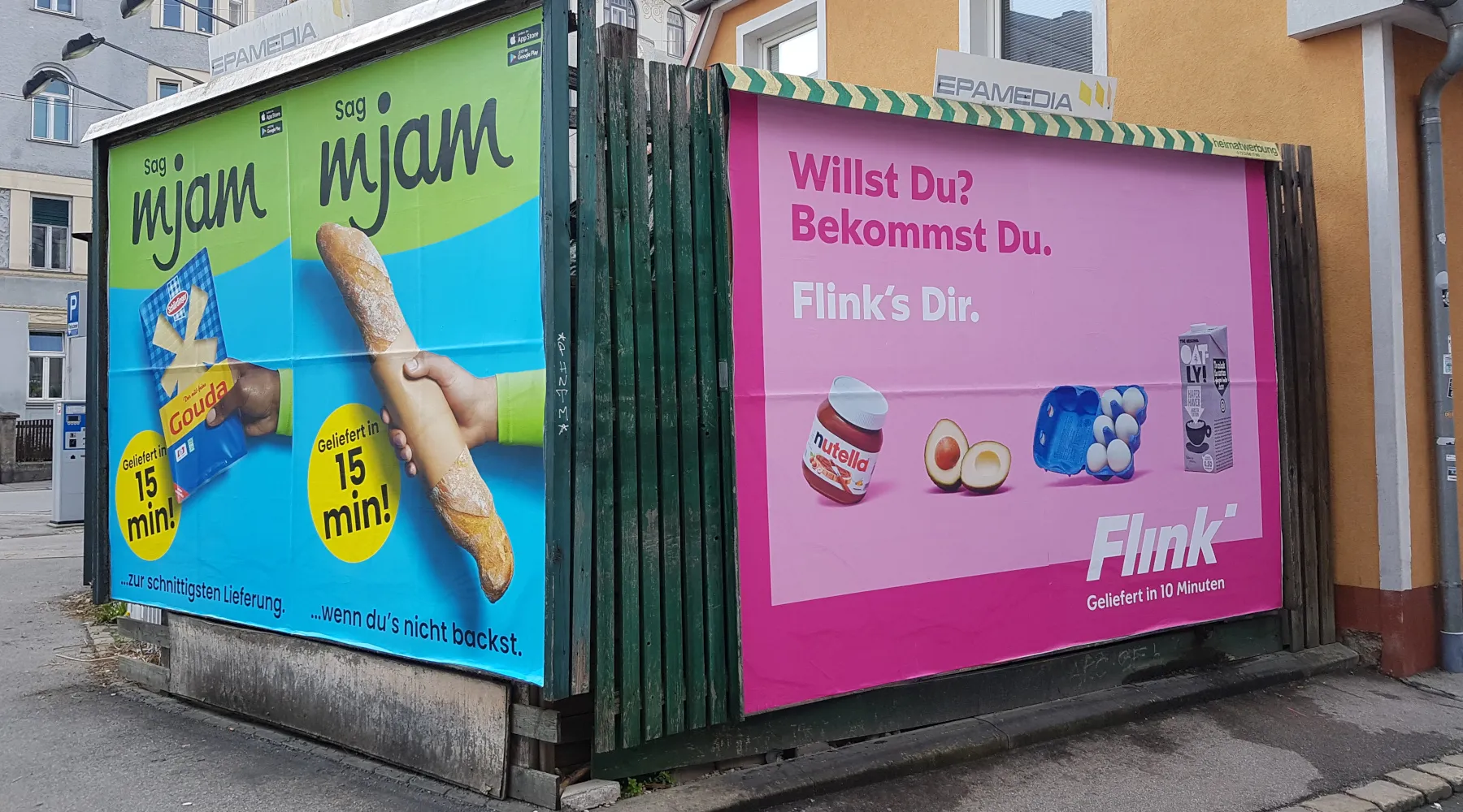 Zwei Plakatwände mit Werbung für unterschiedliche Delivery-Dienste
